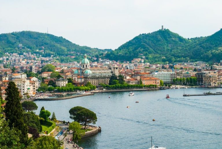 THE CITY OF COMO AND ITS SURROUNDINGS